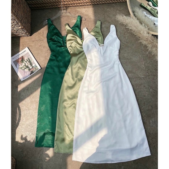 Váy lụa xẻ ngực TKCC 3 màu thumb