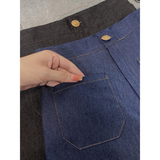 Quần jean suông màu xanh và đen thumb