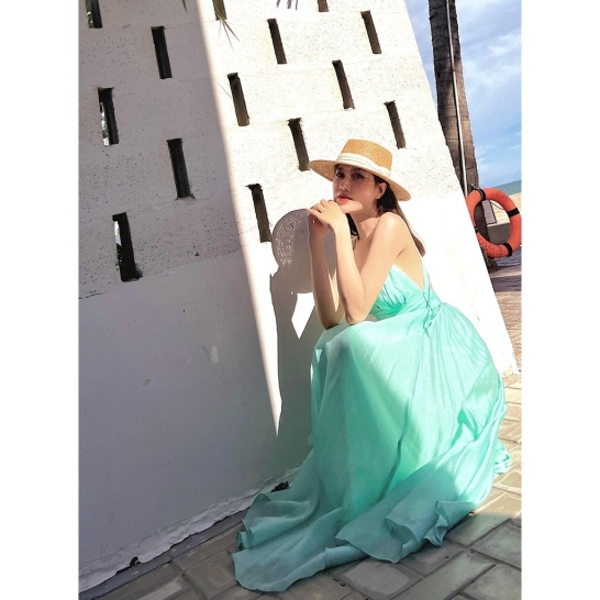 Maxi tơ lụa hở lưng thumb