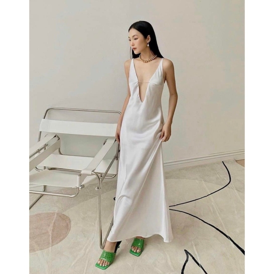 Váy lụa xẻ ngực TKCC. thumb