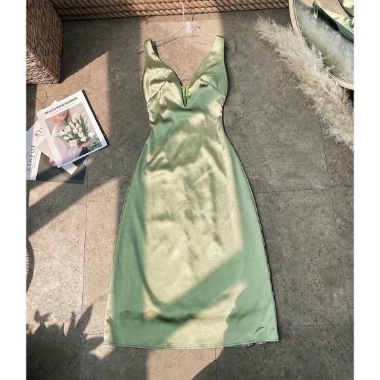 Váy lụa xẻ ngực TKCC. thumb