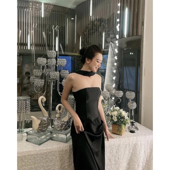 Váy tiệc cổ yếm thumb