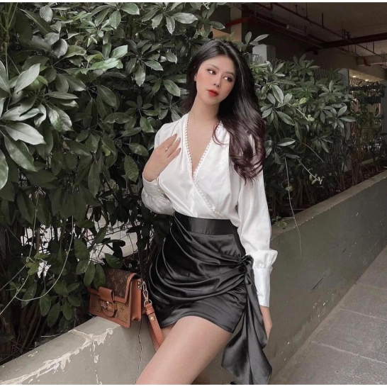 Set sơ mi lụa + chân váy đen vạt thumb