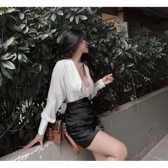 Set sơ mi lụa + chân váy đen vạt thumb
