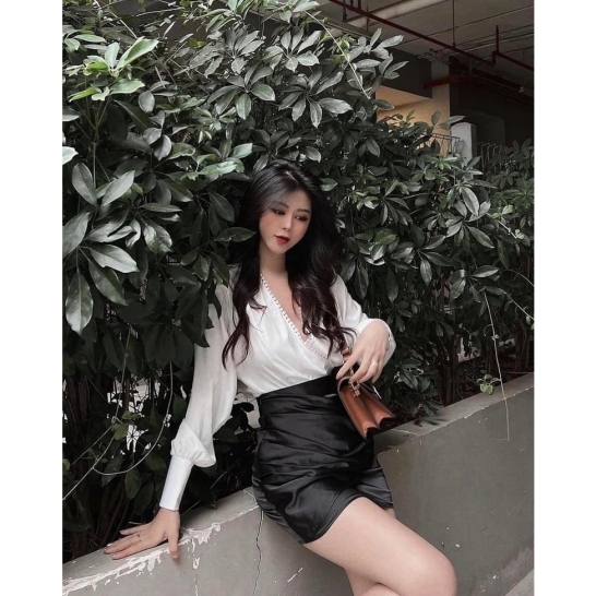 Set sơ mi lụa + chân váy đen vạt thumb