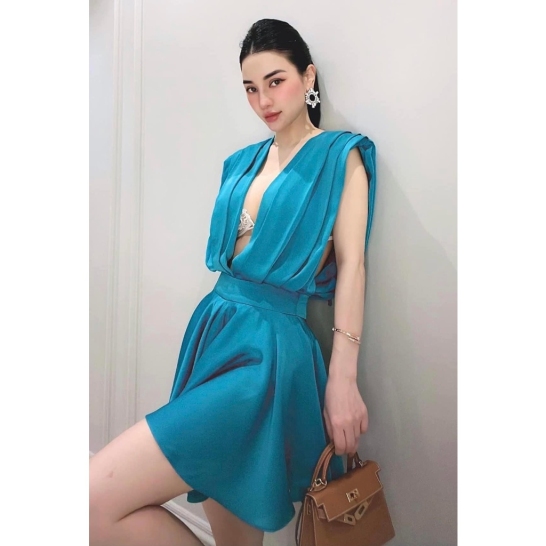 Váy lụa cổ sâu thumb