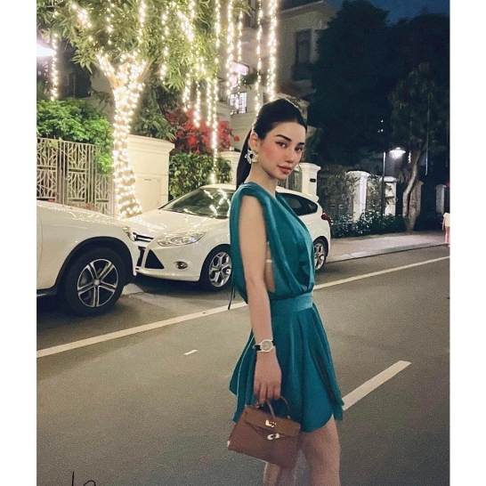 Váy lụa cổ sâu thumb