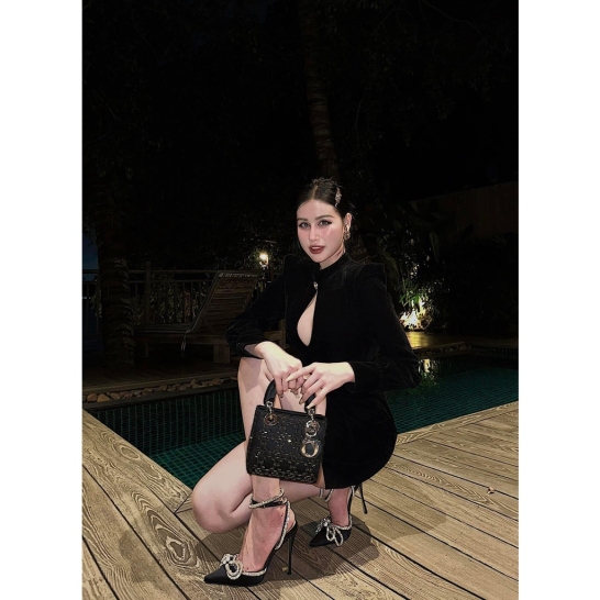 Váy nhung khoét ngực thumb