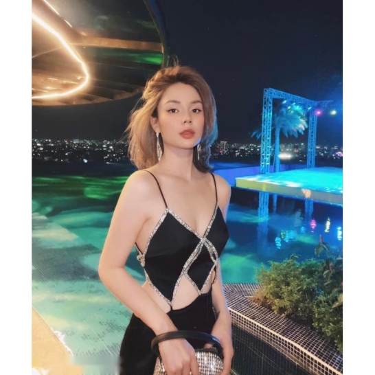 Váy lụa hở lưng hết đá TKCC. thumb