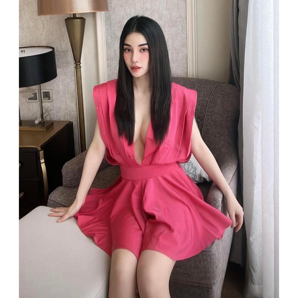 Váy lụa cổ sâu