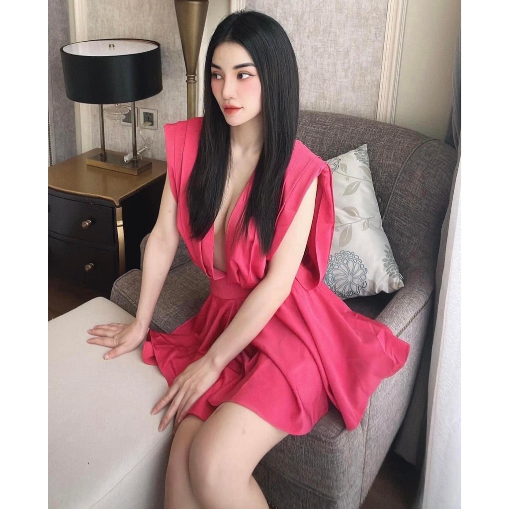 Váy lụa cổ sâu