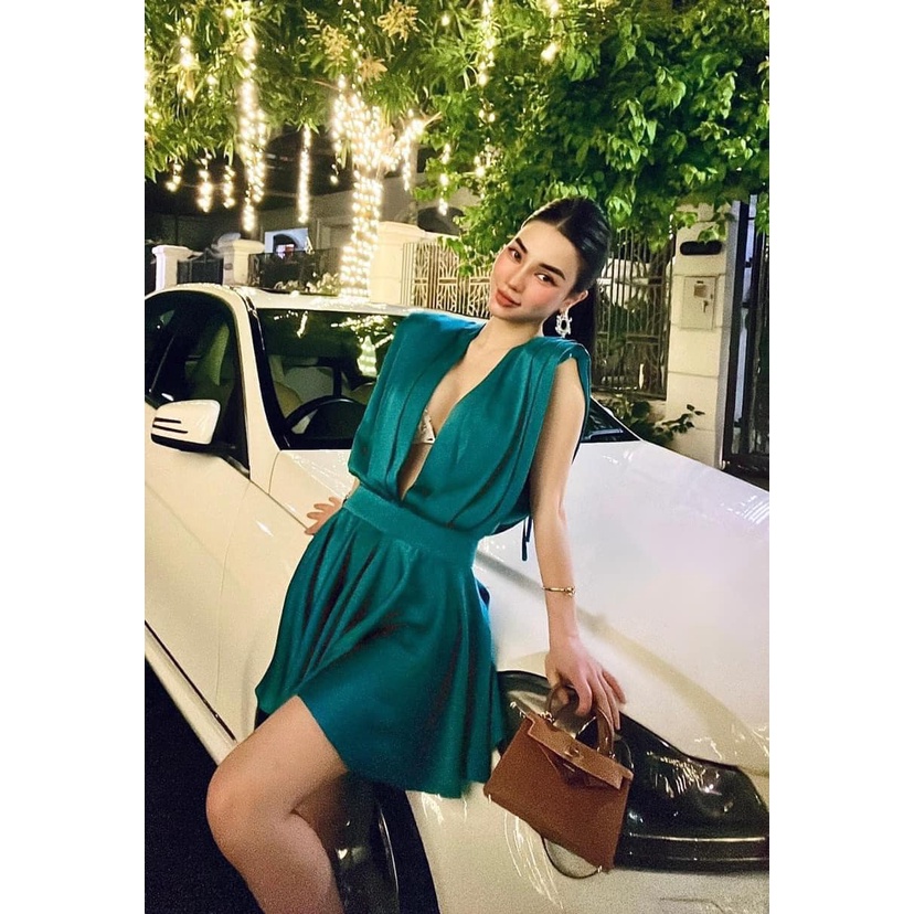 Váy lụa cổ sâu