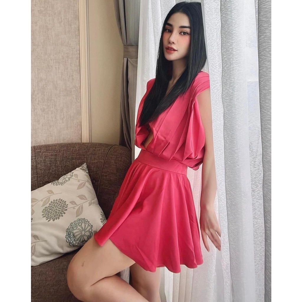 Váy lụa cổ sâu