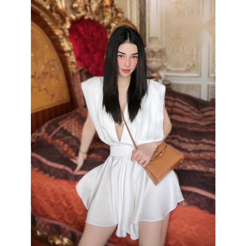 Váy lụa cổ sâu