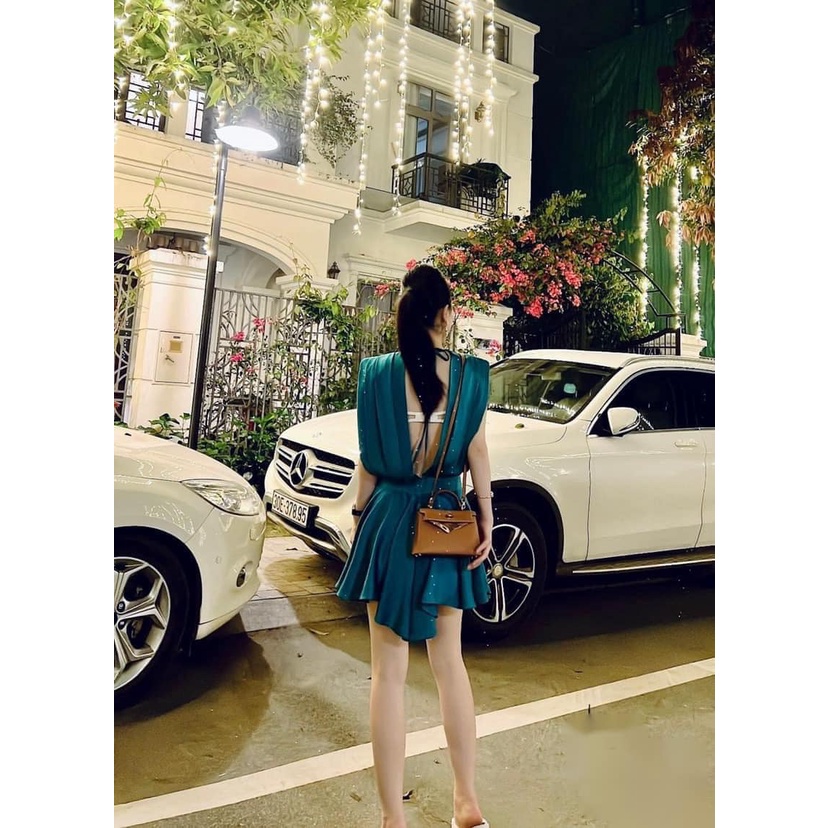 Váy lụa cổ sâu