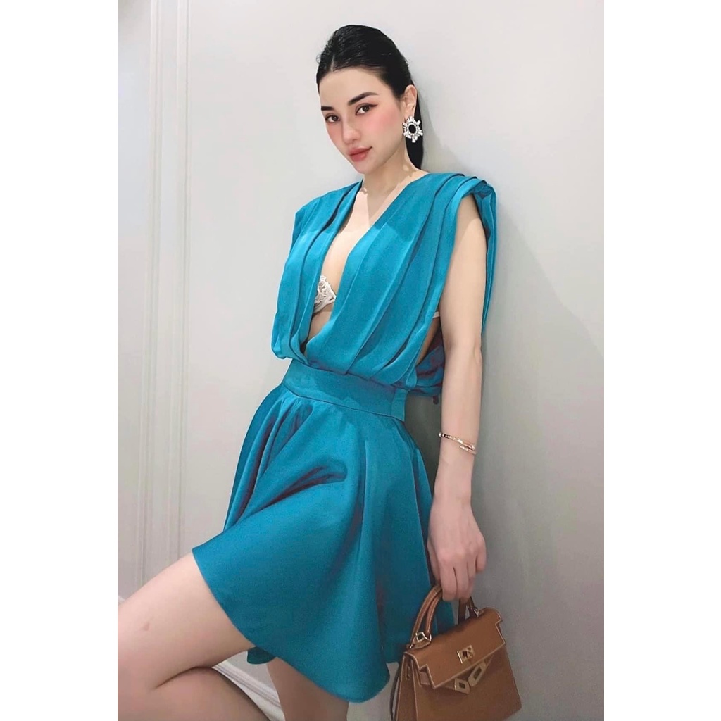 Váy lụa cổ sâu