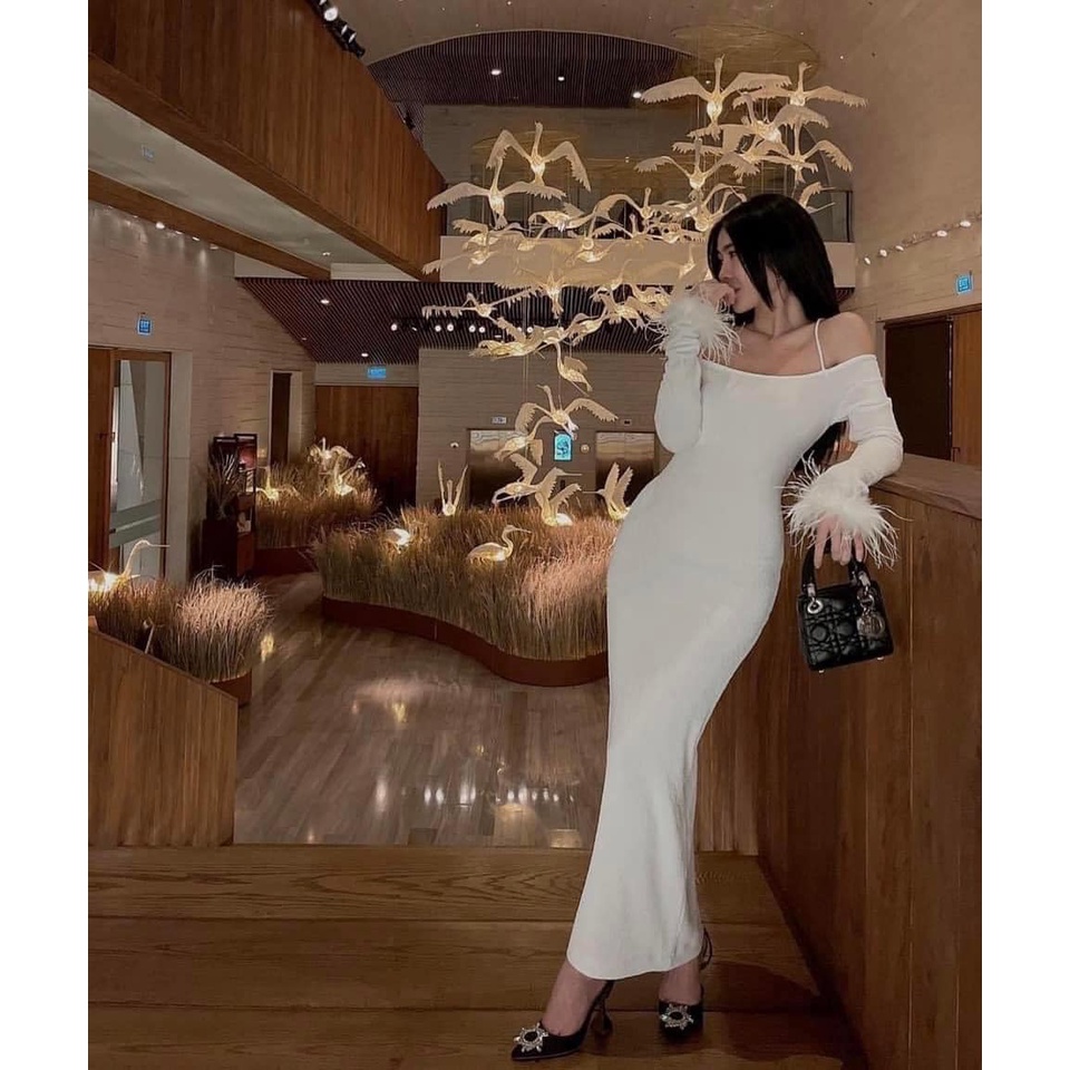 Váy ôm body tay lông vũ 2 màu đen, trắng thanh lịch