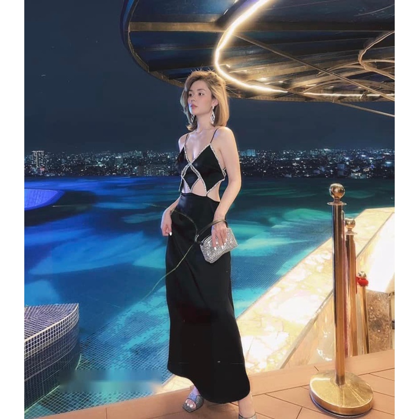 Váy lụa hở lưng hết đá TKCC.